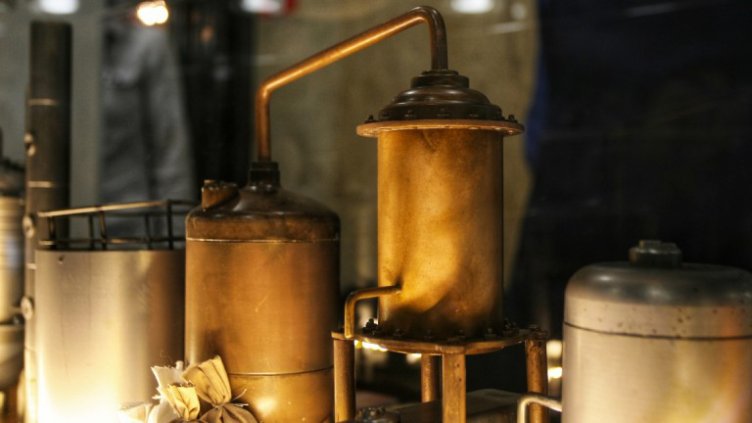 Алкохолът унищожава вредните бактерии. Пази ли ни и от коронавирус
