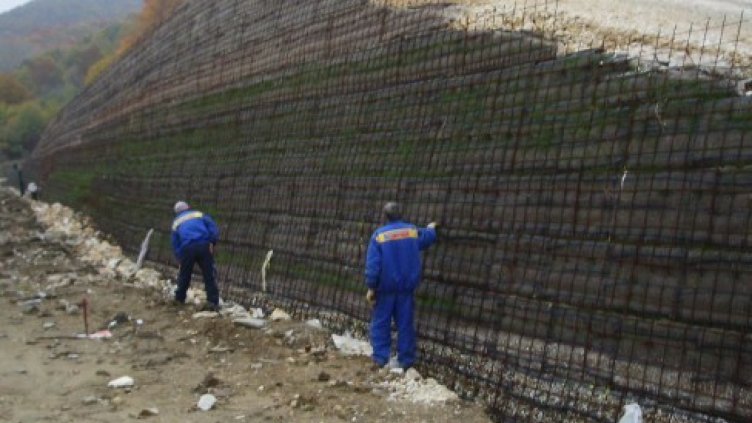 Укрепват свлачища край пътища по Черноморието