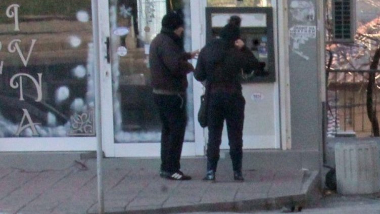 Някой си направи подарък за Коледа, задигна банкомат