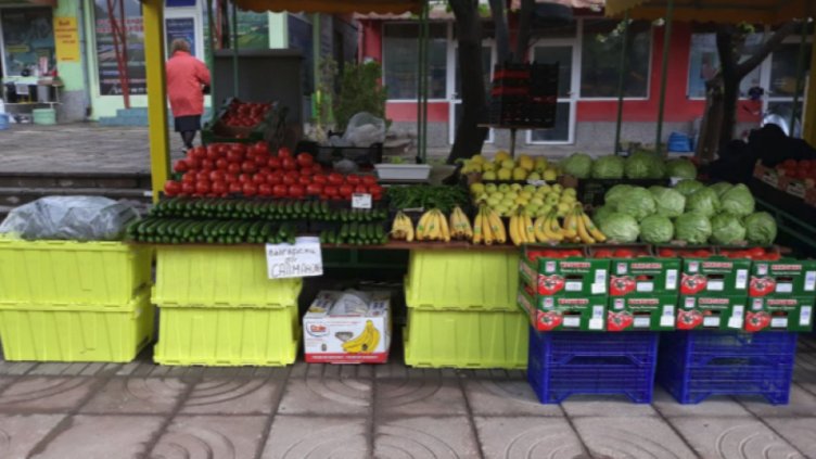 Краставиците, морковите и лукът продължават да поскъпват