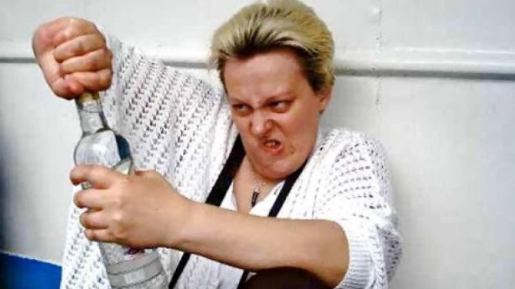 Пияна рускиня псува в магазин и души касиерката, била разстроена от войната