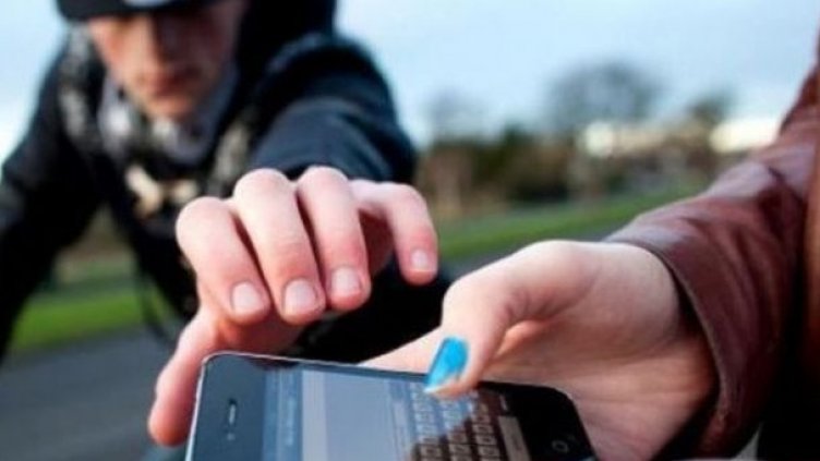 Тийн удари в лицето жена на улицата във Варна, за да й свие телефона