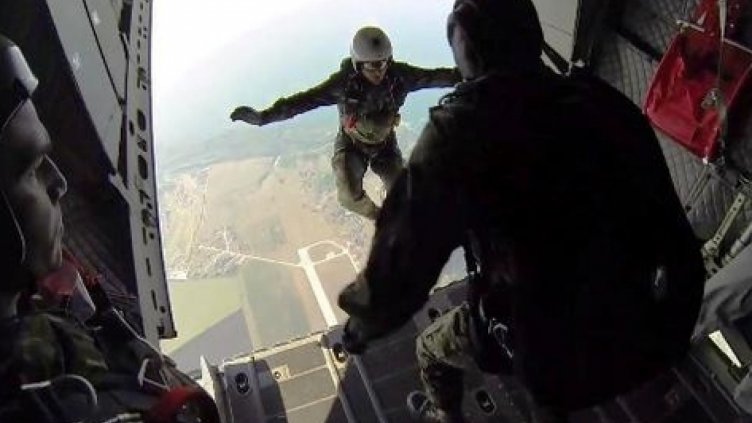 Парашутни скокове изпълниха на летище Балчик