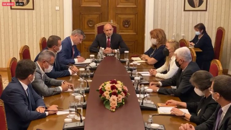 Скандал на консултациите с ДПС: Радев пита Карадайъ коя му е родината (ВИДЕО)