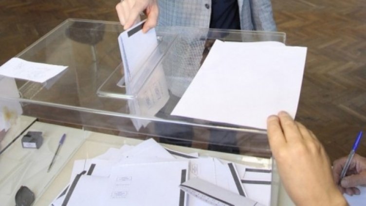 Кандидат за депутат агитира пред секция