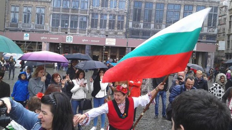 Кръшно българско хоро се изви под дъжда в Брюксел