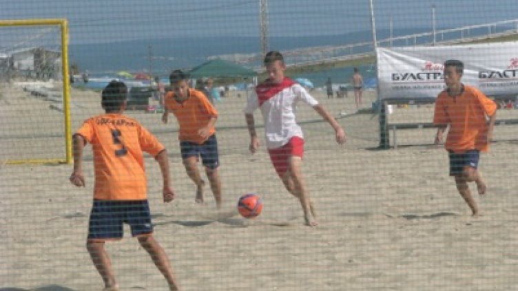Четири отбора мерят сили в детски турнир по плажен футбол във Варна
