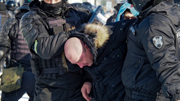 Арестуваха десетки на протестите в подкрепа на Навални