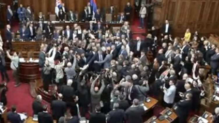 Здрав бой в парламента в Сърбия