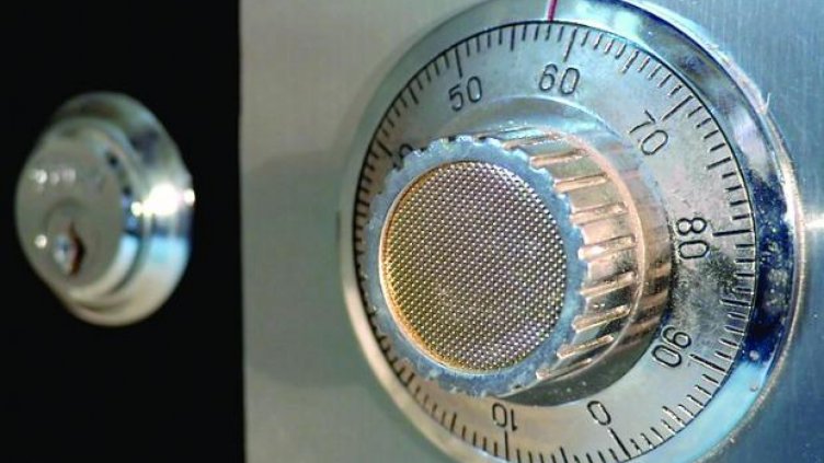 Ученици крадат каса с 9621 лв., разбиват я с чук