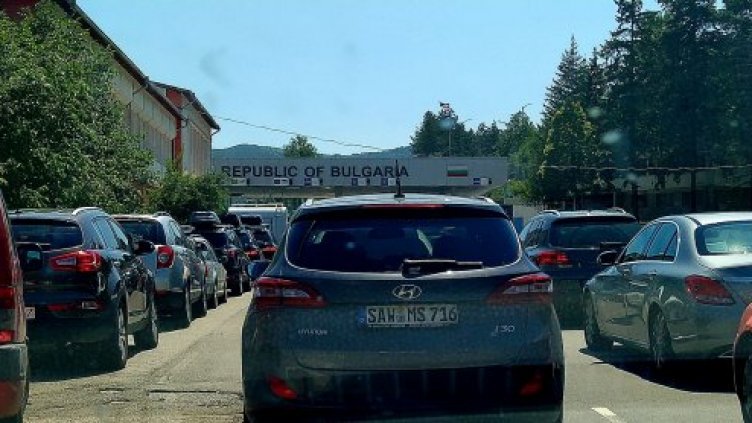 С часове висене в жегата – турски гастарбайтери запушиха и "Калотина"