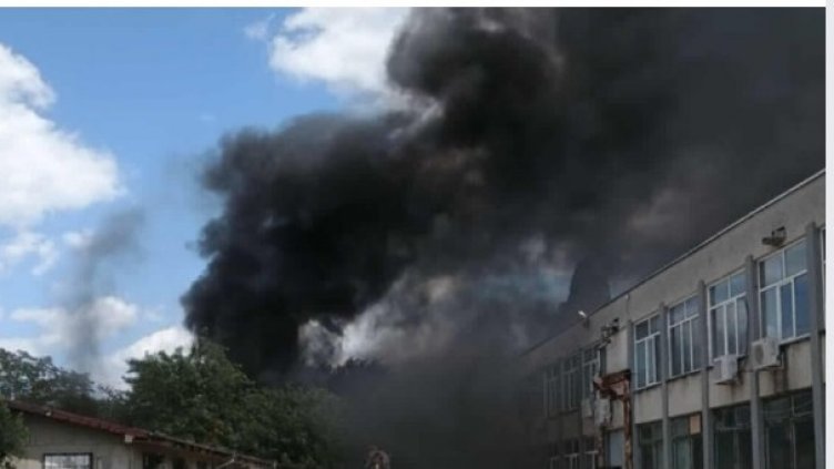 Голям пожар в района на строителната борса до ТУ-Варна