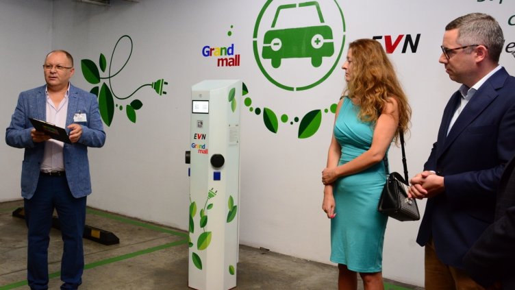 Откриха зелена зарядна станция за електромобили във варненски мол