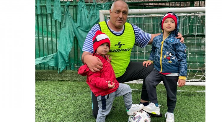 Премиерът в оставка го удари на футбол с внуците