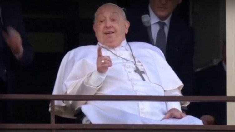 Папата се появи публично (ВИДЕО)
