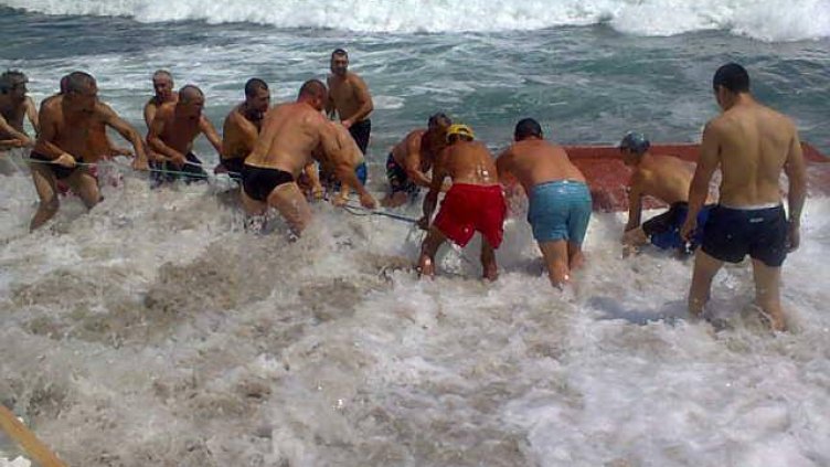 Плажуващи спасиха двама бедстващи на Фичоза (СНИМКИ)