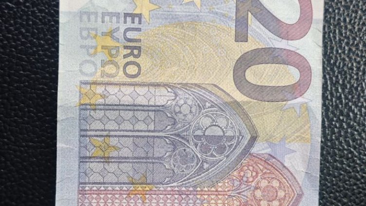 Мъж плати за такси във Варна с реквизитно евро (СНИМКИ)