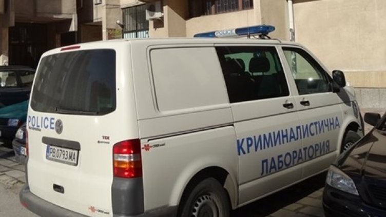 Кола се натресе в полицейски бус на кръстовище