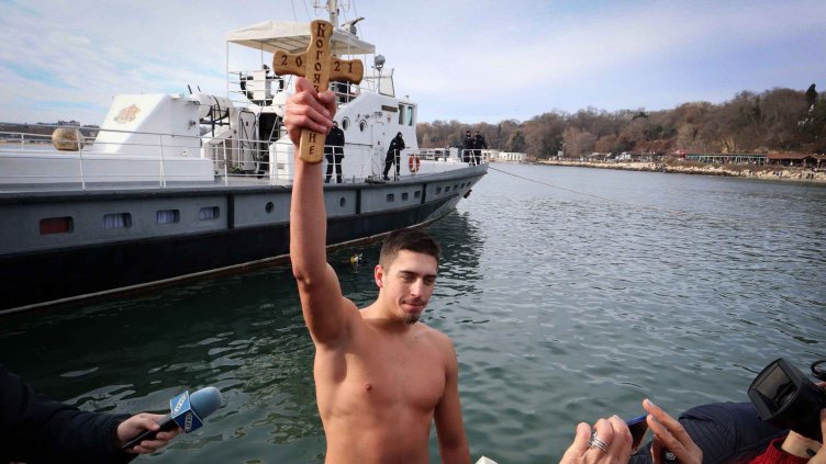 Бъдещ моряк спаси кръста във Варна (СНИМКИ)