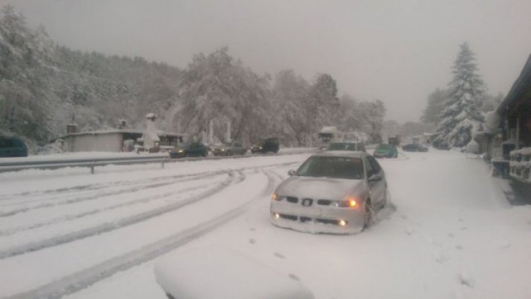 Обилен сняг край Доспат и на Шипка