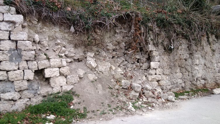 Пропада част от ската под Морското казино във Варна (Снимки)