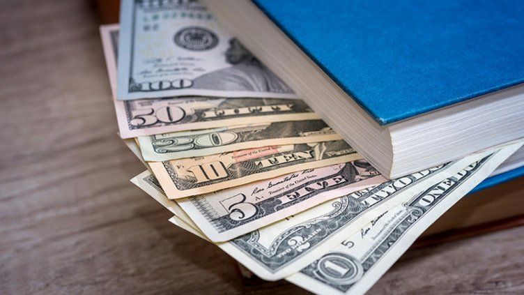 Търсят собственика на книга, в която са намерени много пари