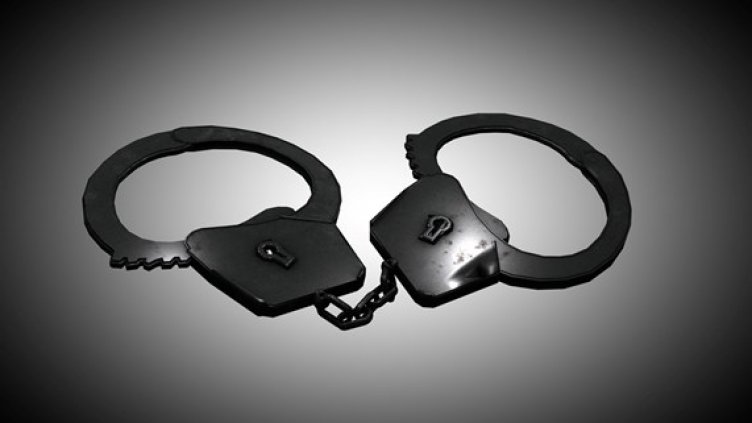 Мъж сипа захар в резервоара на пежото на съпругата си