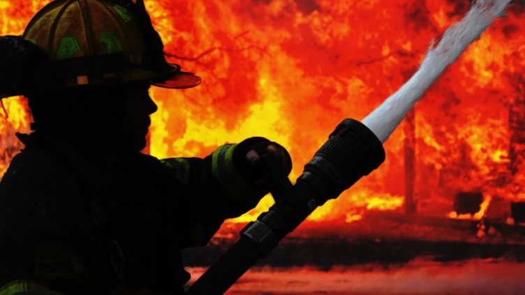 Гори още една сграда в Пловдив, пожарът се разрасна 