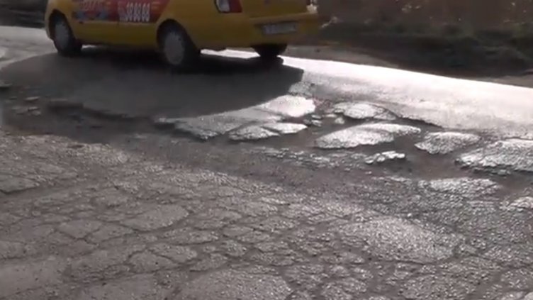 Дупки ли? МРРБ поиска сигнали за лошите ни пътища и като заваляха... 480!