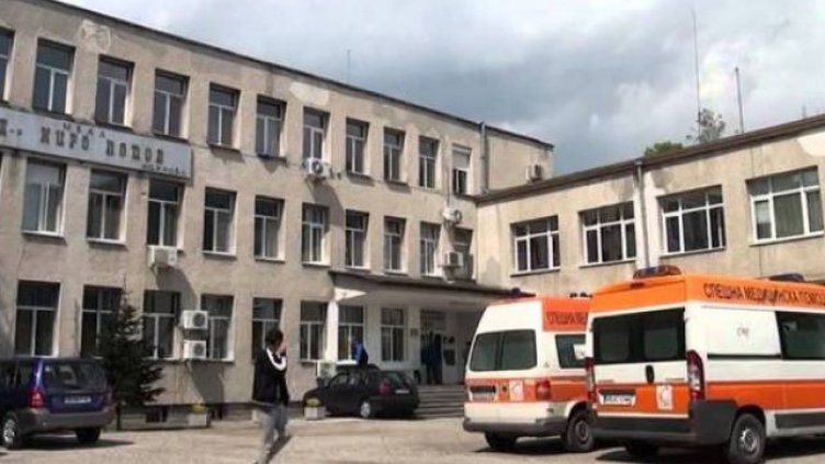 Лекари и сестри от болницата в Карлово с готови оставки