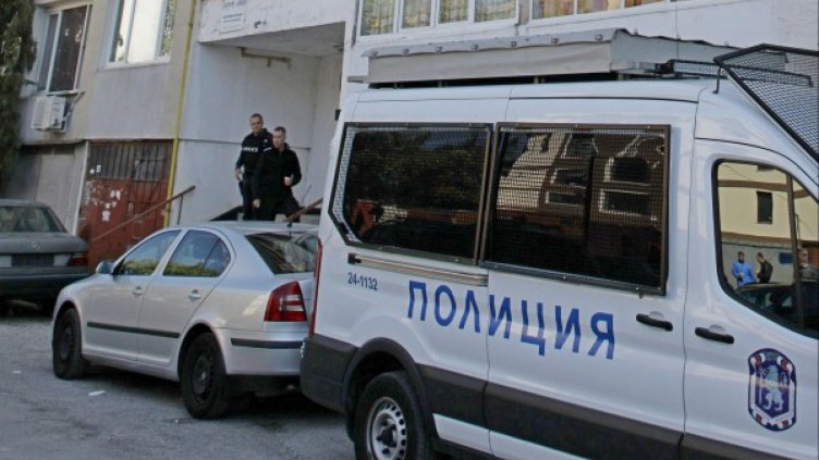 Полицаи изведоха буйстващия мъж в "Овча купел"