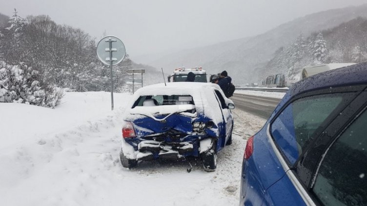 Непочистен сняг довел до верижната катастрофа на АМ "Хемус" 