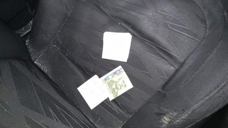 Задържаха двама за подкуп на полицаи