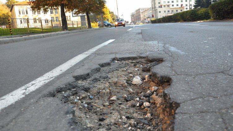 Дупки убийци дебнат пред  Аспаруховия мост (СНИМКИ)