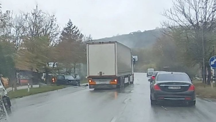 Верижна катастрофа блокира пътя София - Варна