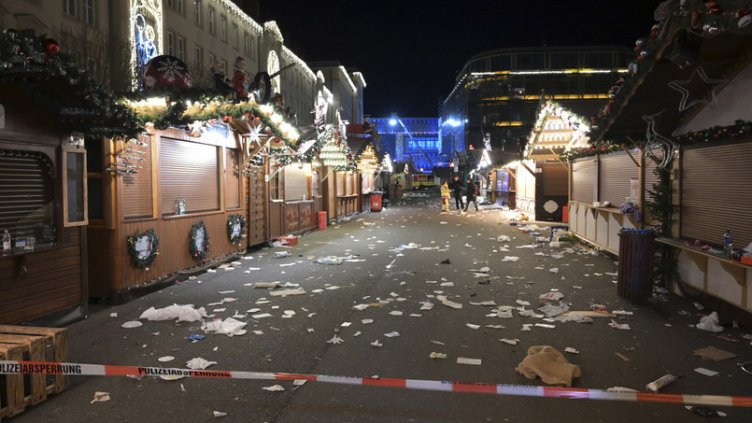 Терор в Германия! Кола се вряза в хора на коледен базар (ВИДЕО/СНИМКИ)