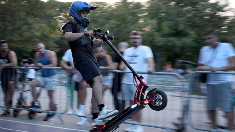 Ефектни номера с ел. тротинетки, настроение и куп награди на шоу във Варна (СНИМКИ)