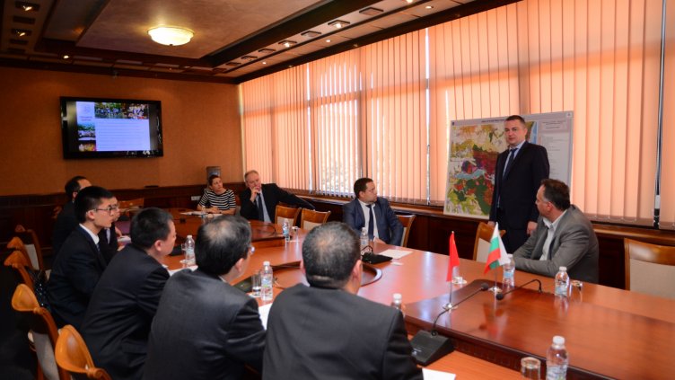 КМЕТЪТ НА ВАРНА ИВАН ПОРТНИХ лично запозна китайските гости с най-важните проекти от местно и национално значение за града.