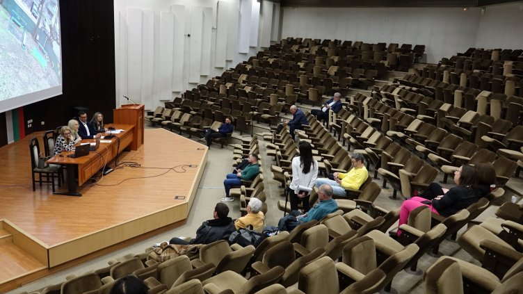 Искат регулиран достъп до паркинга пред „ДКЦ Свети Иван Рилски“ в "Аспарухово"