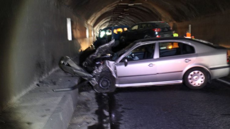 Катастрофа затвори тунел "Железница" (СНИМКИ)