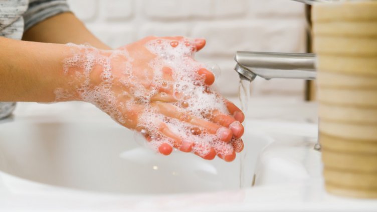 Почти всеки трети българин не си мие ръцете след тоалетна