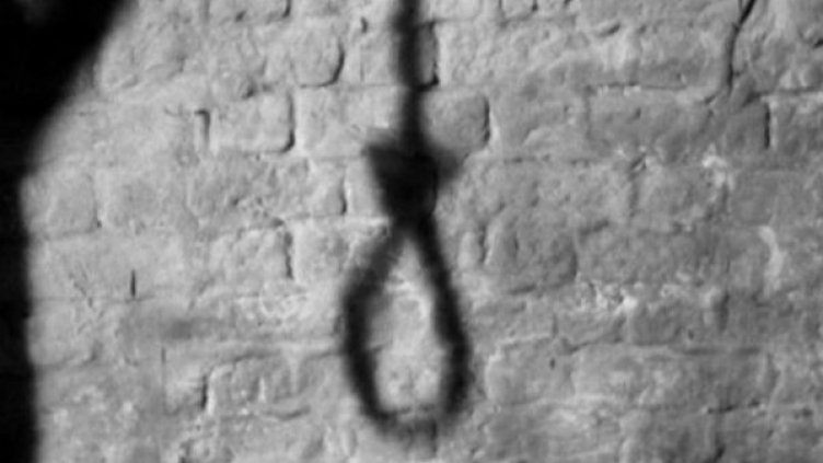 Момче откри баща си обесен