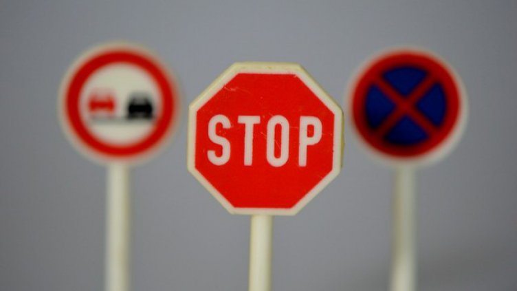 Защо знакът СТОП е осмоъгълен?