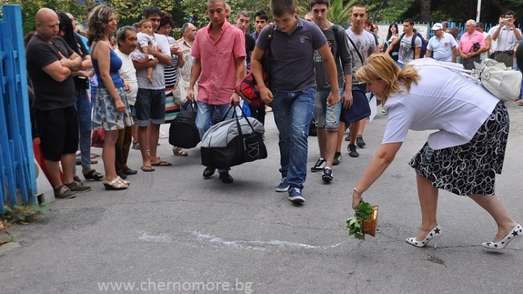 Пет момичета станаха курсанти в Морското училище (СНИМКИ)
