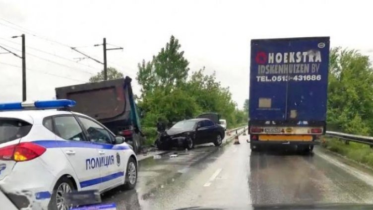Камион удари пилотната кола на президента Румен Радев