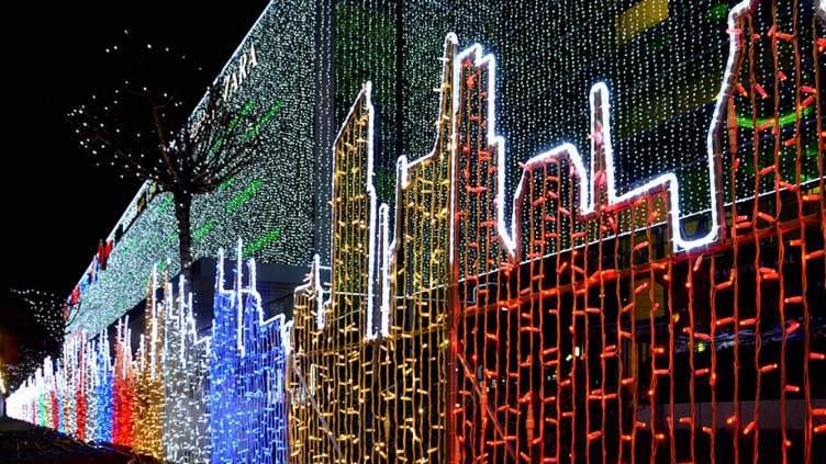 Опаковаха цяла сграда в светлини за коледа във Варна