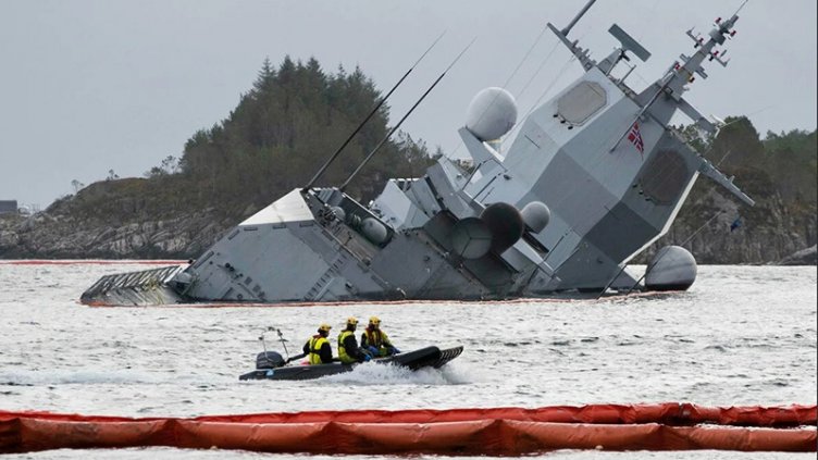 Фрегата на НАТО потъна, екипажът отишъл да хапва
