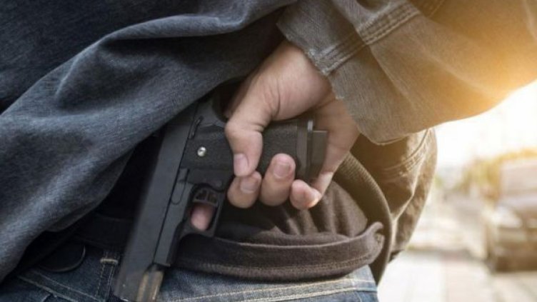 Пистолет изпадна от джоба на 59-годишен учител в час по история