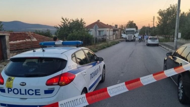 Почерпен ученик преби мама и баба