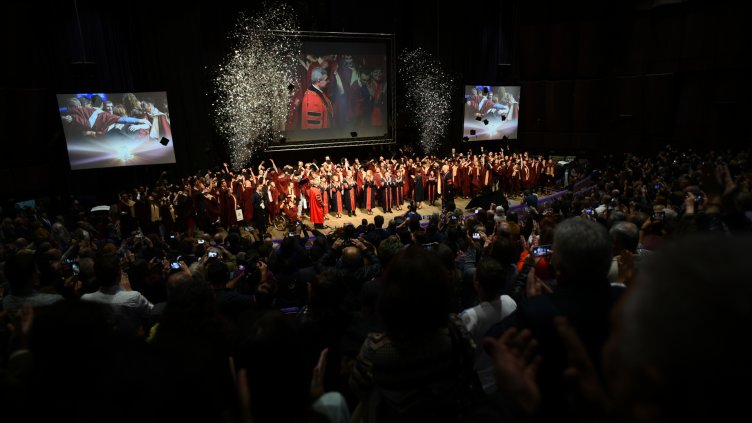 155 лекари от 11 държави се дипломираха в Медицински университет – Варна (СНИМКИ)